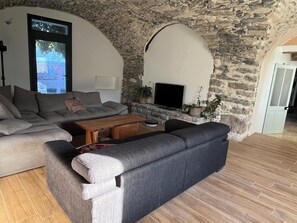 Una televisión, un futbolín