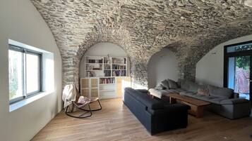 Télévision, baby-foot