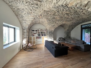 TV, foosball - Maison Familiale Rénovée, au Bord de Lhérault. Grandes Pièces à Vivre (Laroque)