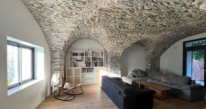 Maison familiale rĂ©novĂ©e, au bord de lâHĂ©rault. Grandes piĂšces Ă vivre.