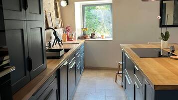 Réfrigérateur, micro-ondes, four, plaque de cuisson