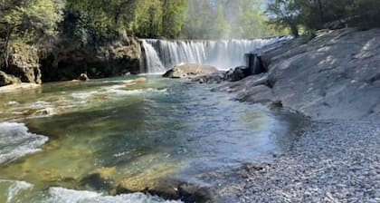 Maison familiale rĂ©novĂ©e, au bord de lâHĂ©rault. Grandes piĂšces Ă vivre.