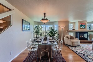 Dining - Denver Dream Retreat - Lake & Mountain Views, Golf Course, Spa + Game Amenities! (Denver)
