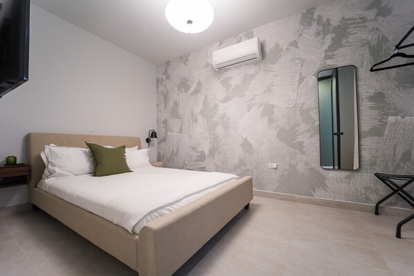 3 Schlafzimmer, Schreibtisch, Bügeleisen/Bügelbrett, Reisekinderbett