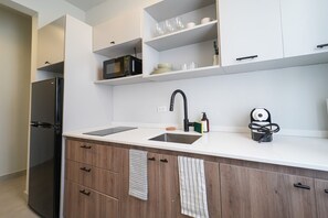 Kühlschrank, Mikrowelle, Herdplatte, Wasserkocher mit Kaffee-/Teezubehör