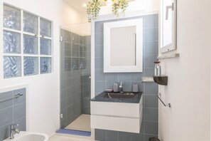 Deluxe-huone | Untuvapeitot, tallelokero huoneessa, työpöytä