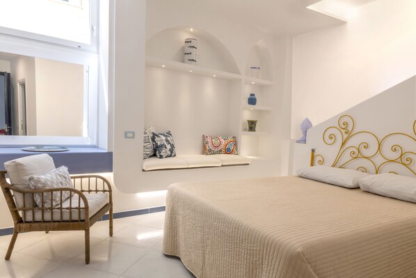 Deluxe Room - GHEBA SUITES (Sorrento)