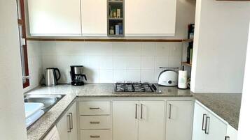 Fridge, stovetop, coffee/tea maker, electric kettle