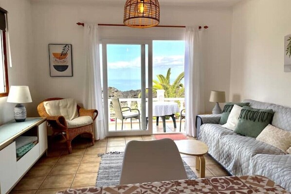 TV, books - Casa Caro, Las Norias (Todoque)