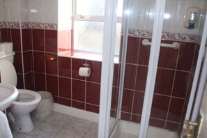 Chambre Économique Double ou avec lits jumeaux | Salle de bain