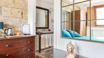 Habitación Confort, vistas a la ciudad | Sistema de insonorización, tabla de planchar con plancha, wifi gratis