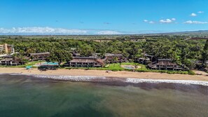 På stranden, solsenger og strandhåndklær