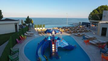 Piscine extérieure (ouverte en saison), chaises longues