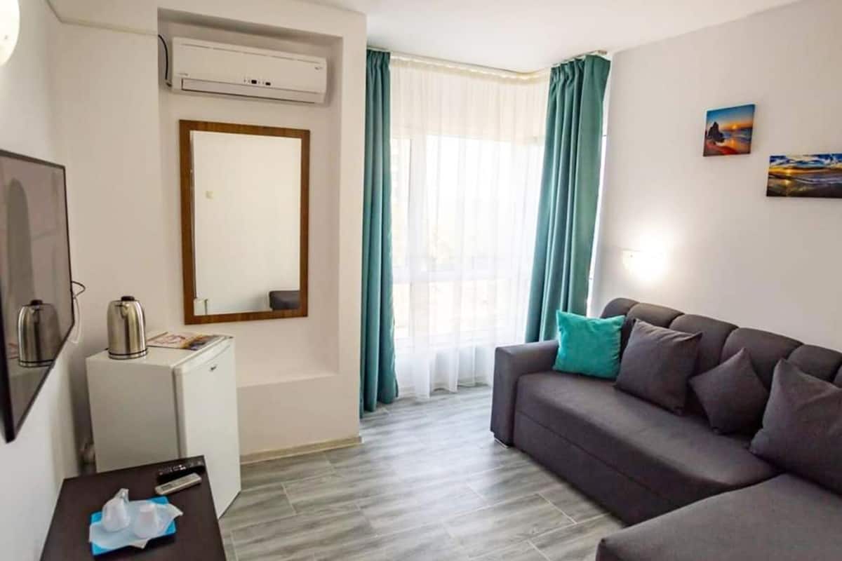 Superior-Apartment, 1 Queen-Bett und Schlafsofa, eingeschränkter Meerblick | Wohnbereich