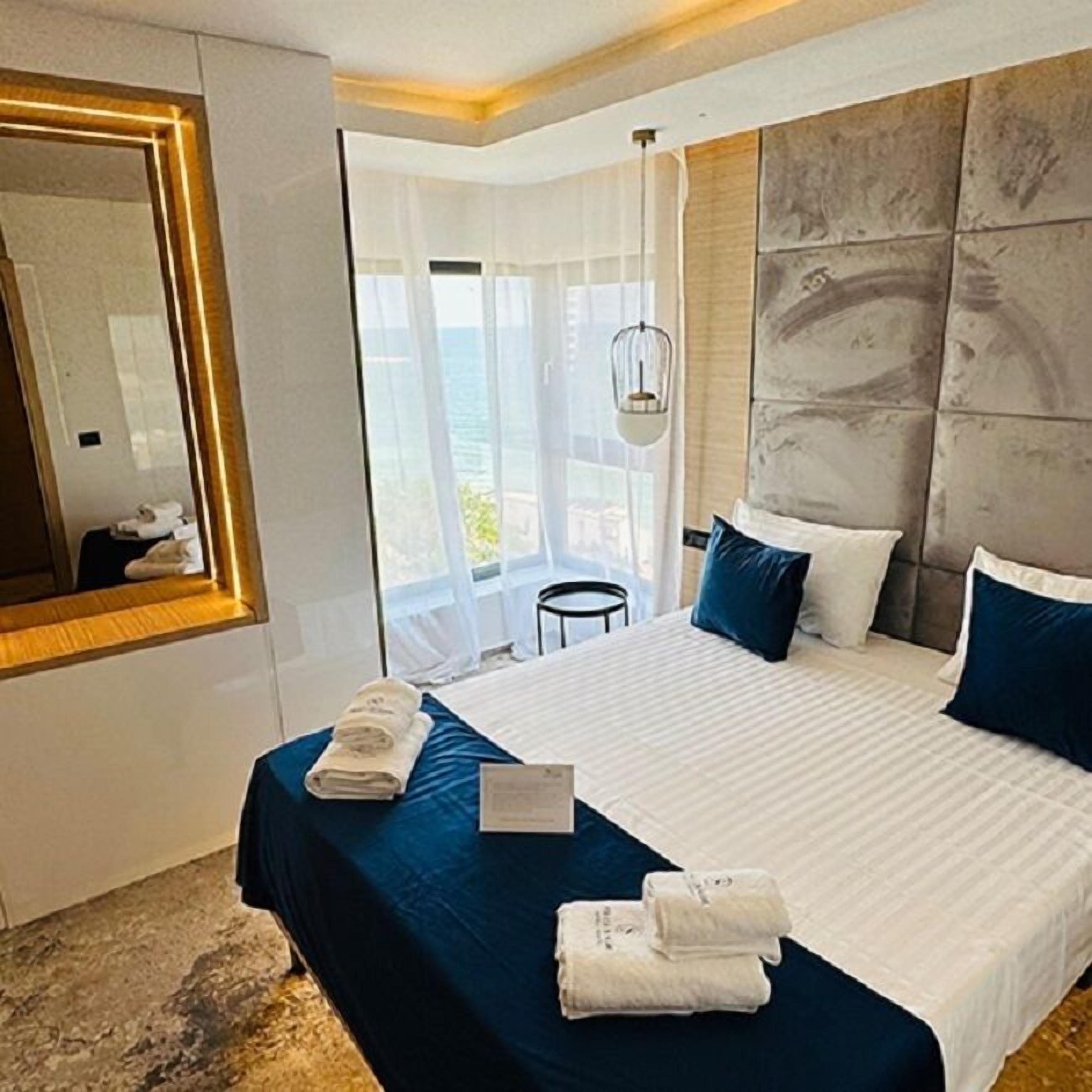 Superior suite, 1 queensize bed met slaapbank, gedeeltelijk uitzicht op zee | Een minibar, een kluis op de kamer, gratis wifi, beddengoed