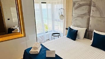 Superior suite, 1 queensize bed met slaapbank, gedeeltelijk uitzicht op zee | Een minibar, een kluis op de kamer, gratis wifi, beddengoed