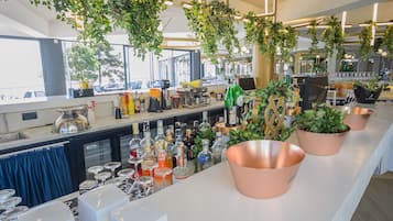 2 Bars/Lounges, Poolbar