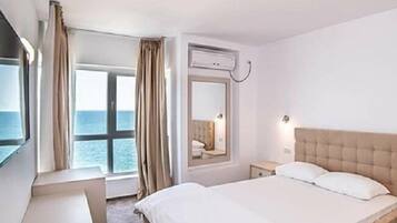 Chambre Triple Standard, plusieurs lits, vue partielle sur la mer | Minibar, coffres-forts dans les chambres, Wi-Fi gratuit, draps fournis