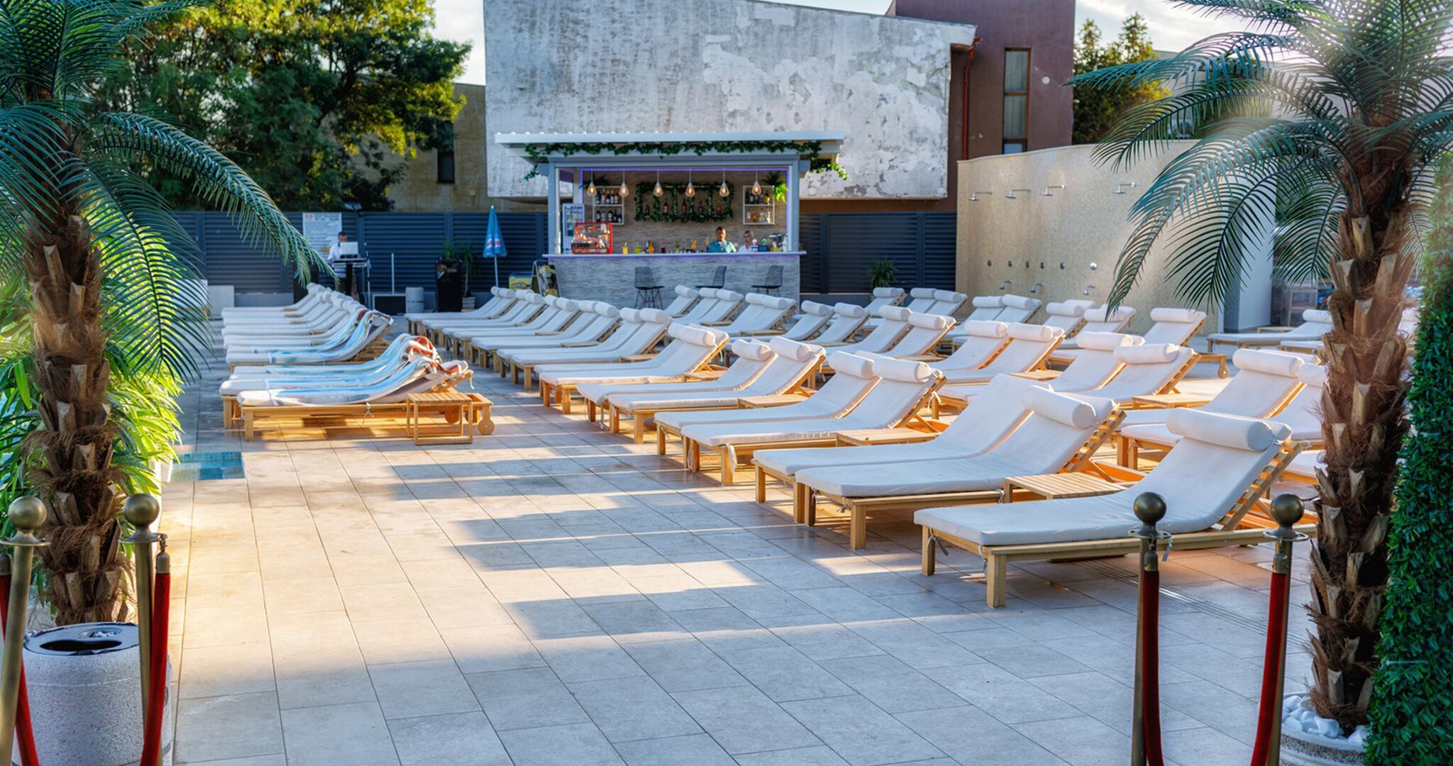 2 Bars/Lounges, Poolbar