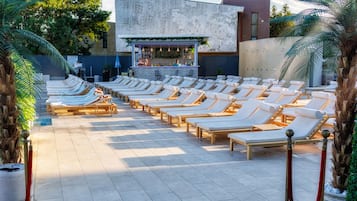 2 Bars/Lounges, Poolbar