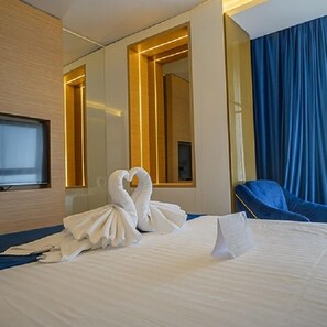 Suite superior, 1 cama Queen size y sofá cama, vista parcial al mar | Minibar, caja de seguridad en la habitación, wifi gratis y ropa de cama 