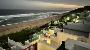 Un hotel frente al mar, con vistas a la playa y al océano.