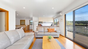 Télévision, lecteur de DVD, livres, vidéothèque