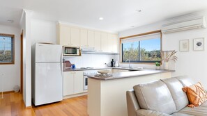 ثلاجة، ميكروويف، فرن، موقد طهي مسطح