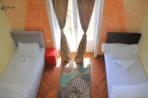 Safe på rommet, blendingsgardiner og strykejern/-brett