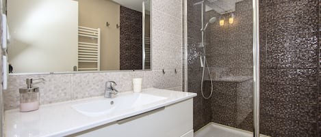 Douche, sĂšche-cheveux, serviettes fournies, savon