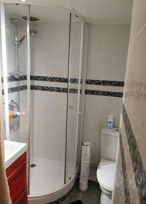 Toalhas de banho, sabonete, papel higiênico 