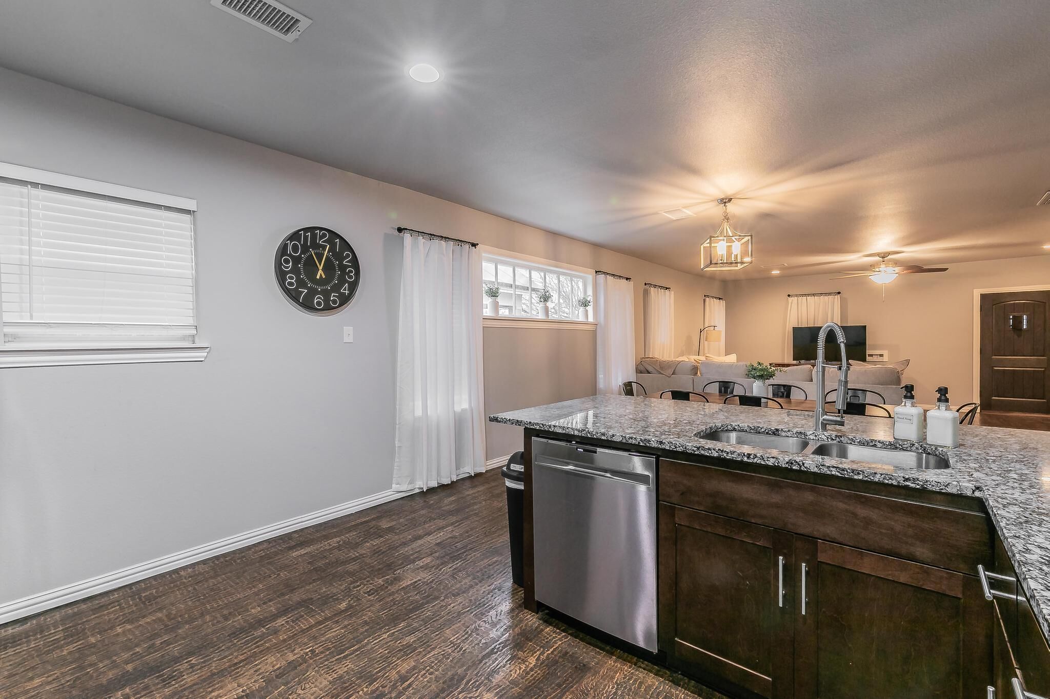 3 KING BEDS & office sleeps 10 Plus 4TVS Close to TCU, Dickies All Hospitals 