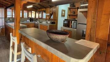 Kylskåp, mikrovågsugn och grytor/köksredskap