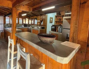 Réfrigérateur, micro-ondes, batterie de cuisine, vaisselle et ustensiles