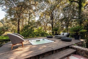 Outdoor spa tub