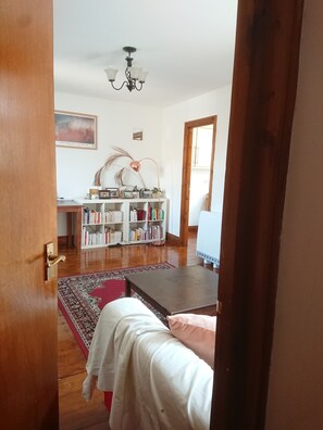 Interior - Cosy luminous 1 bedroom with balcony, tube at 3min (London)