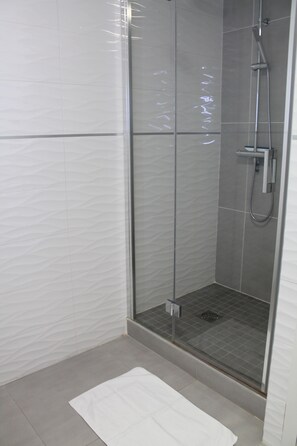 Dusche, Haartrockner, Handtücher, Seife