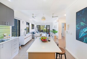 Apartment, Smoking | 2 bedrooms - ZEN Quest · ZEN Quest - 2bed/2bath Near Markets & Foreshore (Nightcliff)