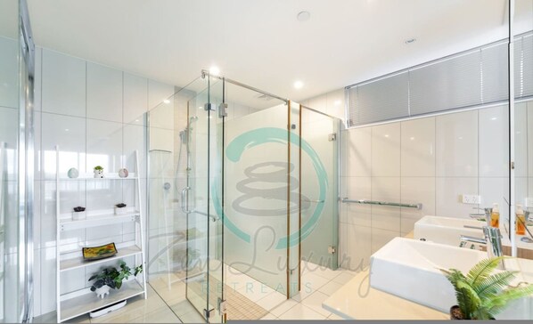 4 bedrooms - Zen By The Water: Darwin's Premier Family Retreat (Darwin)