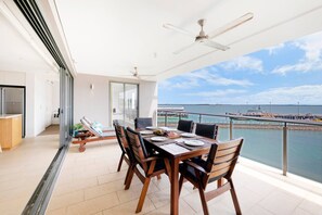 Apartment | 2 bedrooms - ZEN Paradise - 2-br Waterfront Ocean View Retreat (Darwin)