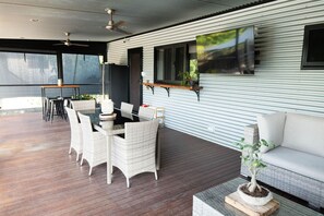 House | 5 bedrooms - Rosewood Rustic Refuge Pool Outdoor Dining Backyard (Leanyer)