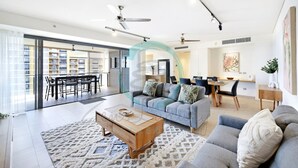 Un salon moderne avec un canapé, une table basse et un coin repas.