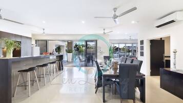 House | 4 bedrooms, desk