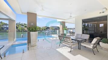House | 4 bedrooms, desk