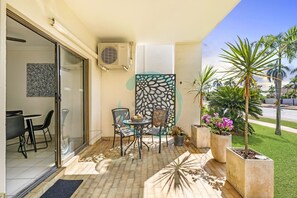 Apartment | 2 bedrooms - Zen Offshore Front Porch Lawn Outdoor Dining (Brinkin)