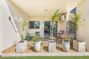 Apartment | 2 bedrooms - Zen Offshore Front Porch Lawn Outdoor Dining (Brinkin)