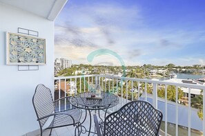 Apartment | 1 bedroom, desk - Zen Marina 1BR Bayview Private Balcony Modern (Larrakeyah)