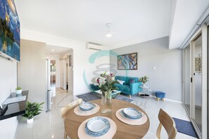 Apartment | 1 bedroom, desk - Zen Marina 1BR Bayview Private Balcony Modern (Larrakeyah)