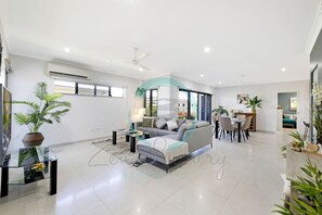 House - Zenhouse Vista Elegant 5-br Coastal Haven (Muirhead)