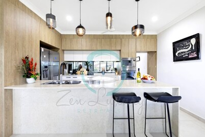 Zenhouse Vista Elegant 5-br Coastal Haven